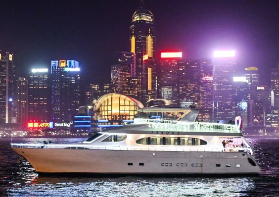 ล่องเรือชมอ่าววิคตอเรียยามค่ำคืน (เรือยอทช์ขนาด 90 ฟุต)